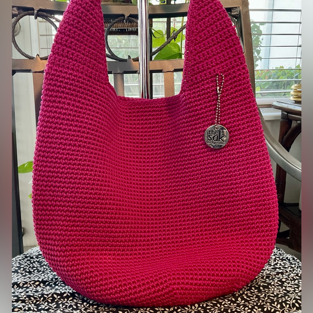 THE SAK FUSCIA CROCHETED LARGE SIGNATURE SHOULDER BAG